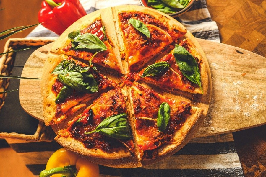 smullen van een vegetarisch pizza