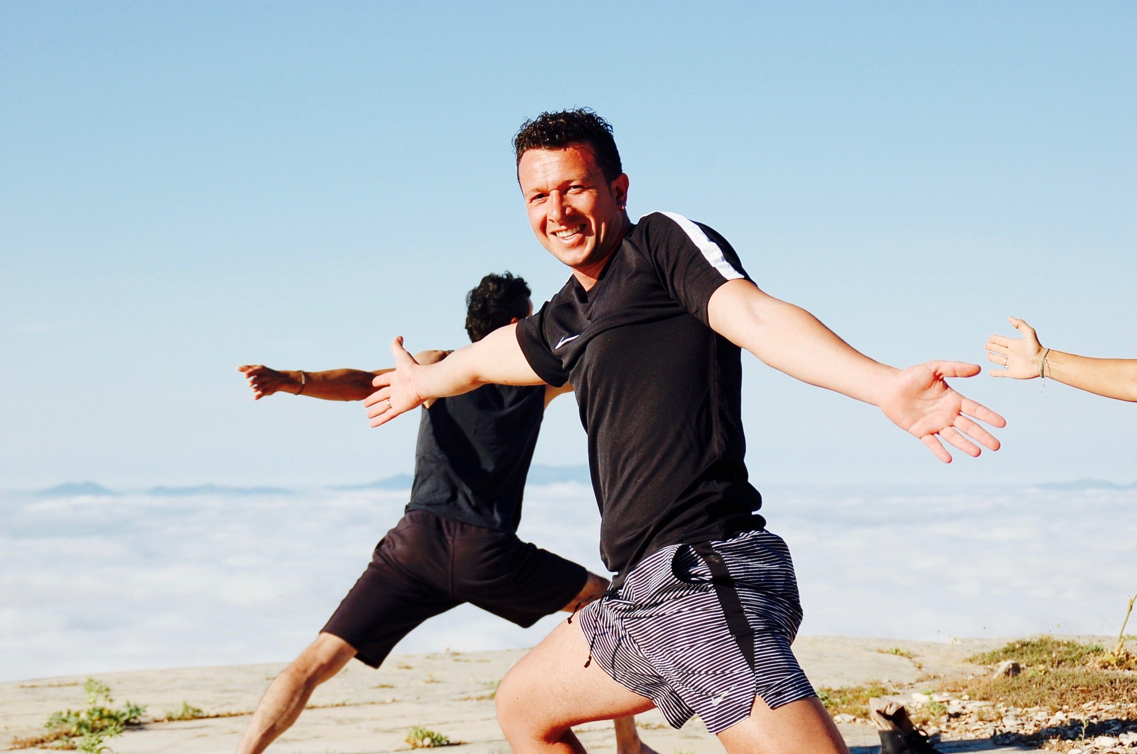 Kleine groep deelnemers tijdens een ontspannende yogales in Andalusië, Casa valle de oro