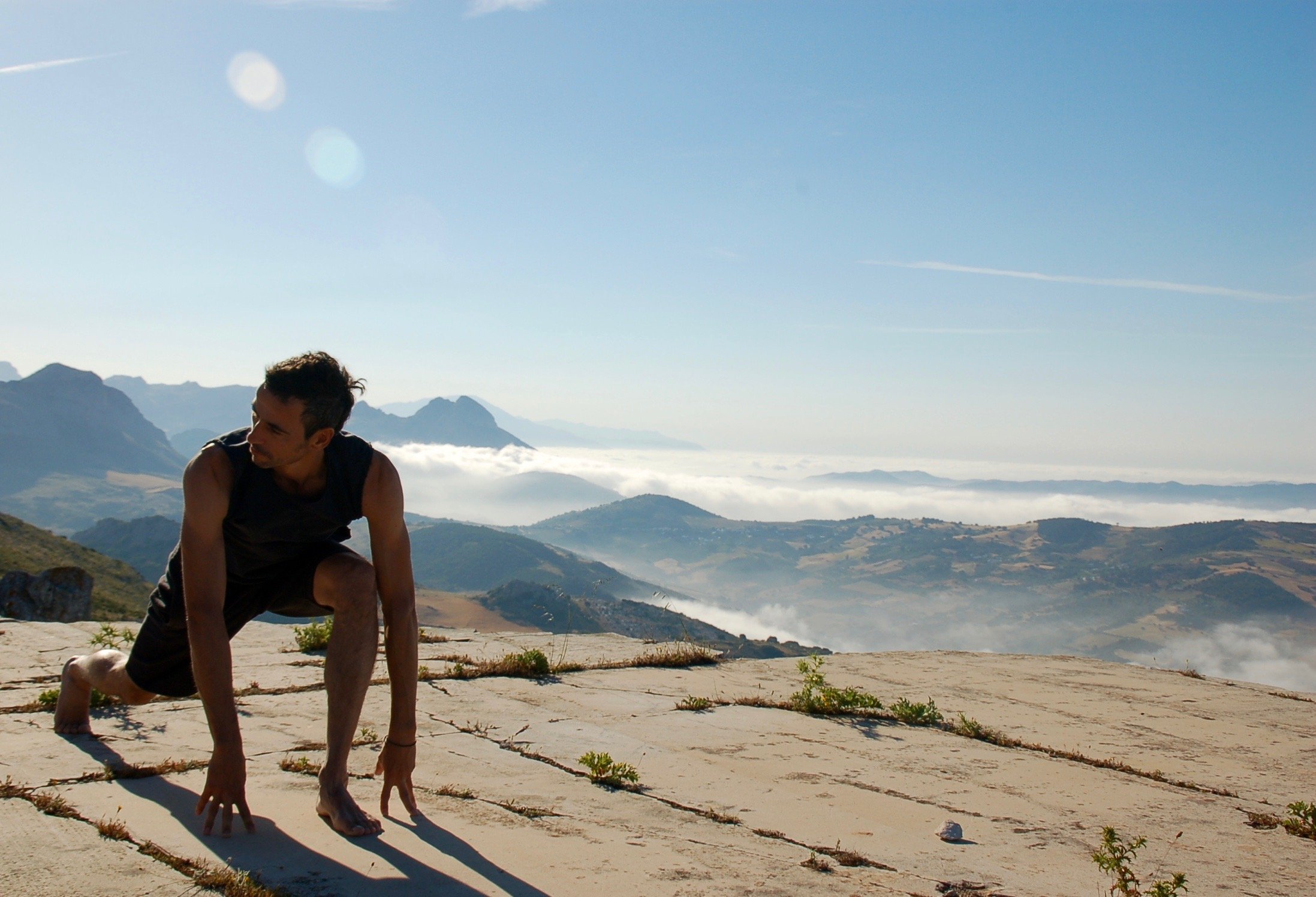 Yoga practice bij zonsopgang met uitzicht op de Andalusische heuvels