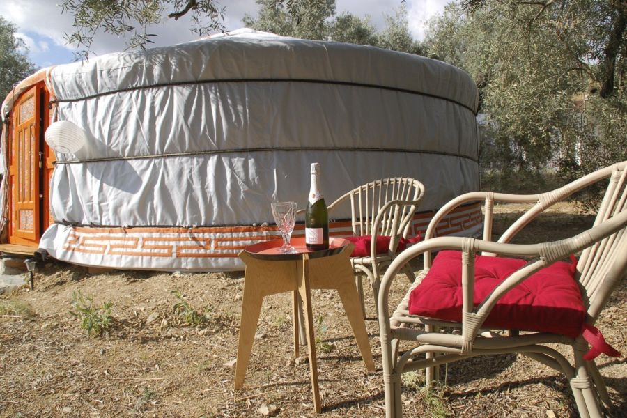 Sfeervolle glamping yurt met terras en uitzicht op de bergen bij b&b Casa Valle de Oro, centraal andalusie