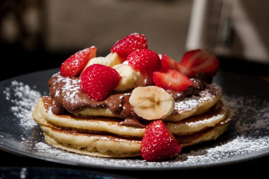 délicieuse crêpe fraîchement cuite au chocolat