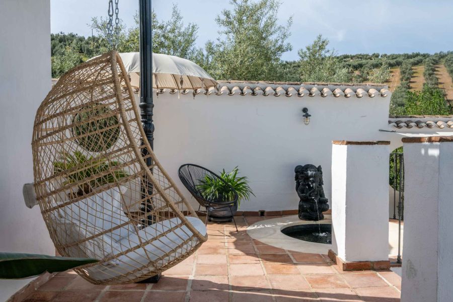 Relaxen in Zwembadruimte met hangmatten