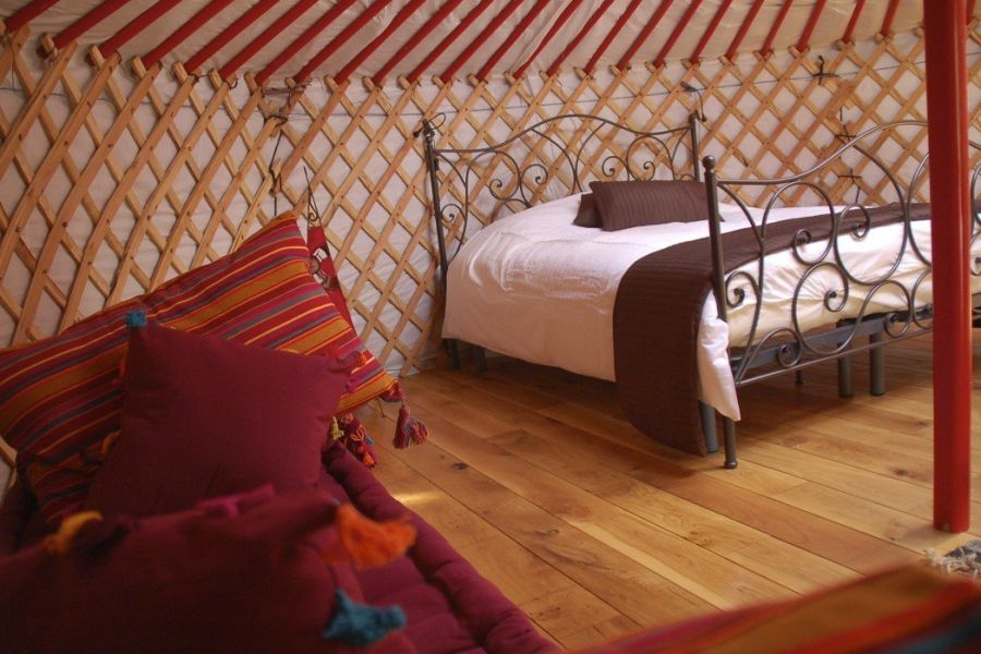 Warme en sfeervolle inrichting van een glamping yurt in Andalusië