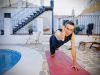 Yogadocent Joost begeleidt een hatha yogales in Andalusië aan het zwembad