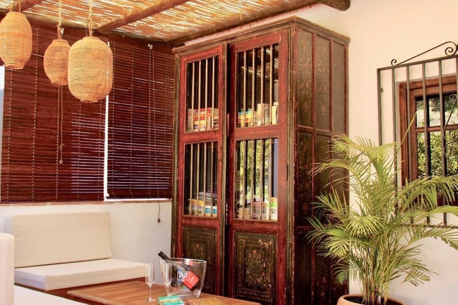 Zithoekje met boekenkast van b&b casa valle de oro