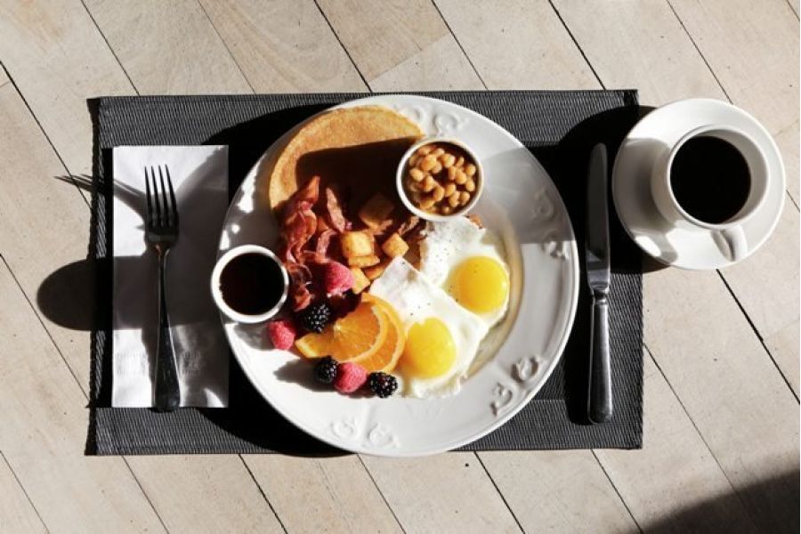 petits déjeuners avec ingrédients frais, café ou thé, fruits frais et céréales
