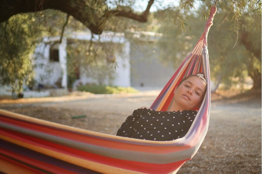 Gast in hangmat in olijfgaard