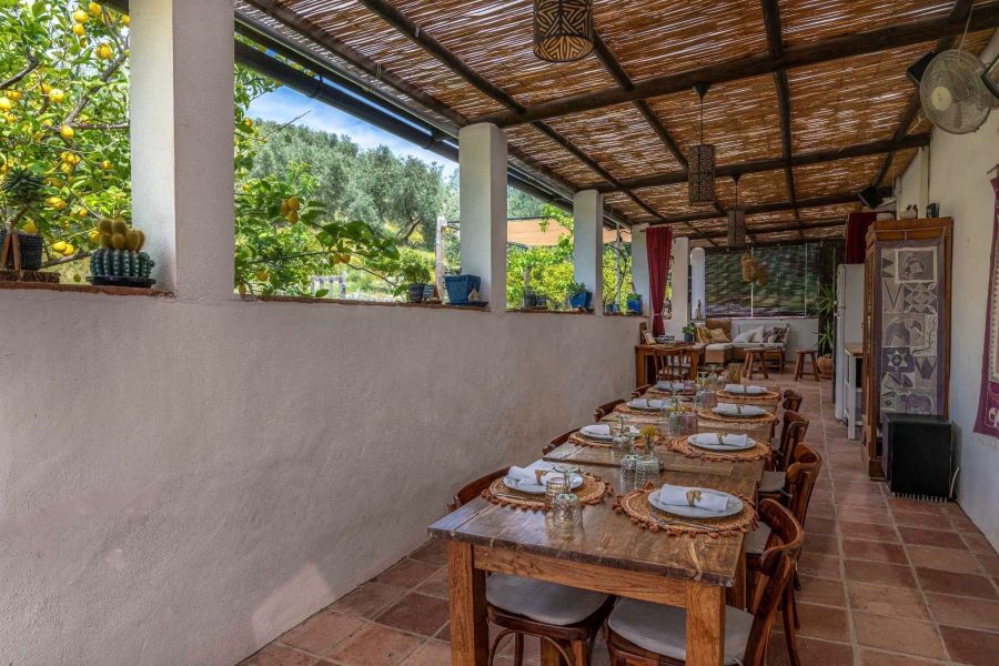 Gourmet-Genuss vom Frühstück bis zum Abendessen mit Blick auf Obstbäume