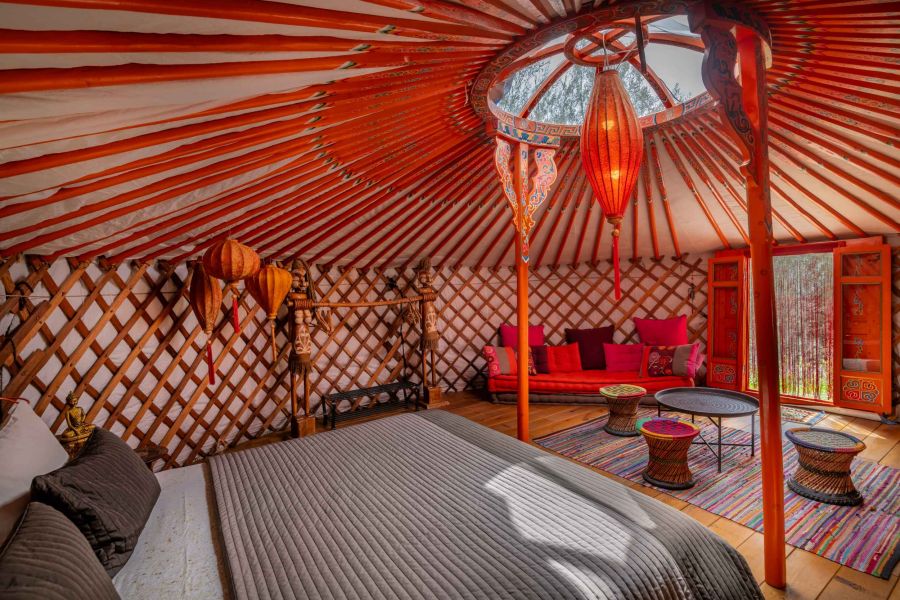 camping confortable et luxueux dans une yourte sur un matelas de qualité avec vue sur l'oliveraie