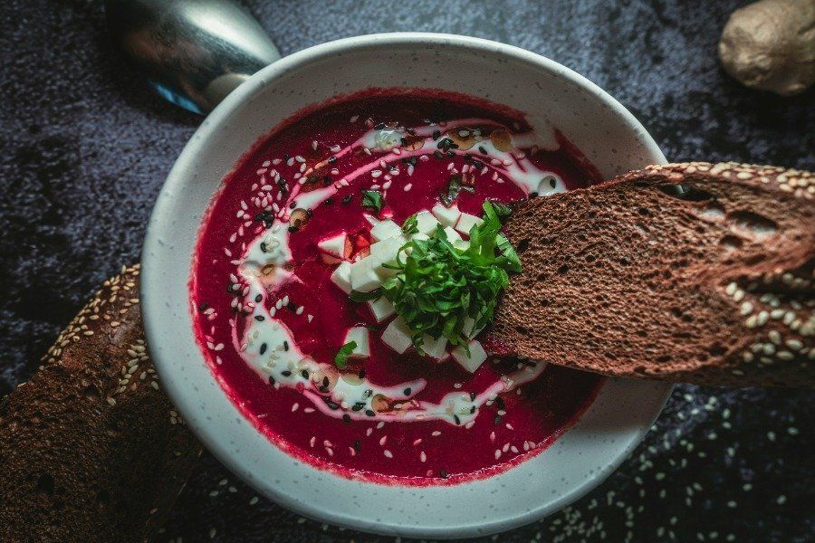 soupe de betteraves avec noix de coco et pain