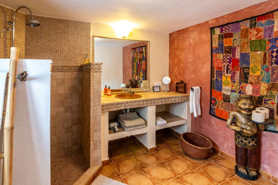 ruime badkamer met inloopdouche