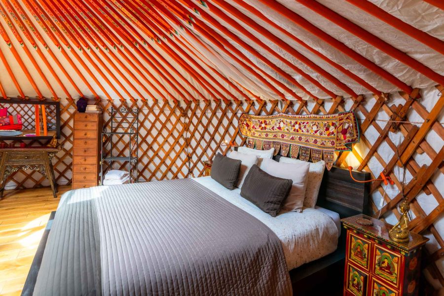 estancia de cuento de hadas y acampada de lujo en yurta india con confortable cama y claraboya