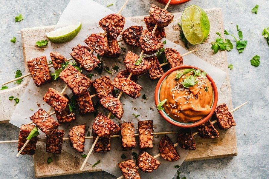 nous proposons des satays de seitan et d'autres options végétaliennes